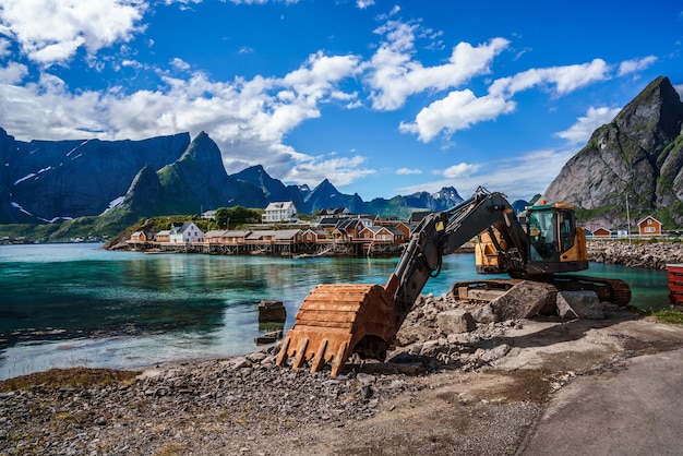 Lofoten-eilanden - Graafmachine, bulldozerreparatiewerk op de weg, Noorwegen