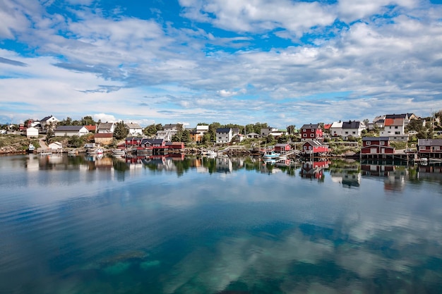 Lofoten-eilanden is een archipel in de provincie Nordland, Noorwegen. Staat bekend om een onderscheidend landschap met dramatische bergen en toppen, open zee en beschutte baaien, stranden en ongerepte landen.