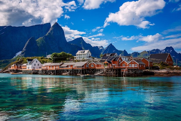 Lofoten-eilanden is een archipel in de provincie nordland, noorwegen. staat bekend om een onderscheidend landschap met dramatische bergen en toppen, open zee en beschutte baaien, stranden en ongerepte landen.