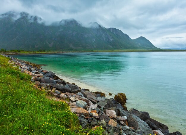 Lofoten fjorden en meren bewolkt landschap met zandstrand, lough en bergen (Noorwegen). Zomer polar dag nacht uitzicht.