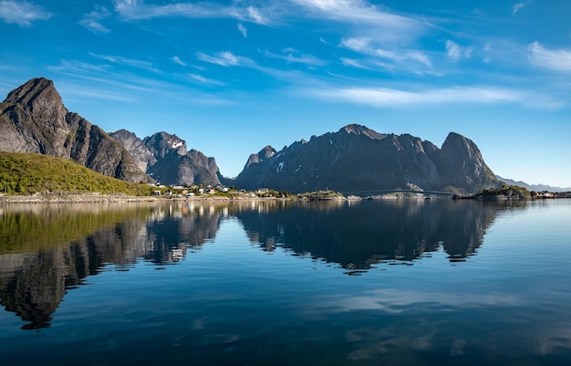 Lofoten은 노르웨이 Nordland 카운티에 있는 군도입니다.