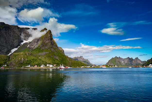 Lofoten is een archipel in de provincie Nordland, Noorwegen. Staat bekend om een onderscheidend landschap met dramatische bergen en toppen, open zee en beschutte baaien, stranden en ongerepte landen.