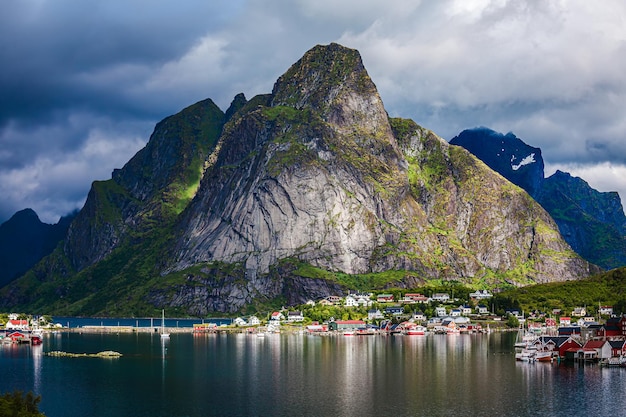 Lofoten is een archipelpanorama in het graafschap Nordland, Noorwegen. Staat bekend om een onderscheidend landschap met dramatische bergen en toppen, open zee en beschutte baaien, stranden en ongerepte landen.