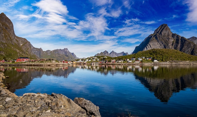 Lofoten is een archipelpanorama in het graafschap Nordland, Noorwegen. Staat bekend om een onderscheidend landschap met dramatische bergen en toppen, open zee en beschutte baaien, stranden en ongerepte landen.