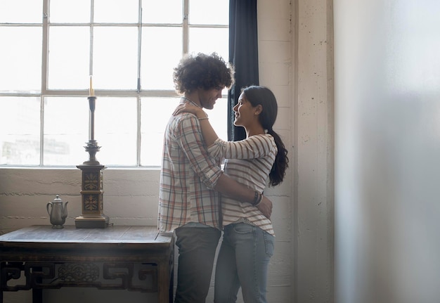 写真 ロフトリビング向かい合って抱き合うカップル