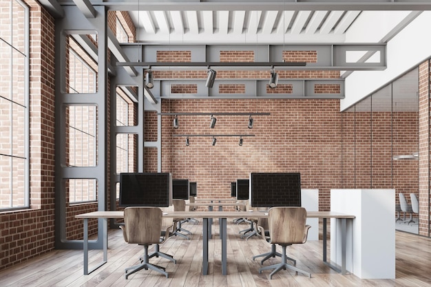 목재 바닥, 벽돌 벽, 회색 및 목재 컴퓨터 책상이 있는 로프트 개방형 공간 사무실. 3d 렌더링 모의