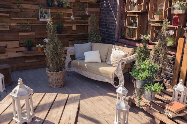 Loft tuinontwerp van veranda. houten versieringen. groene planten