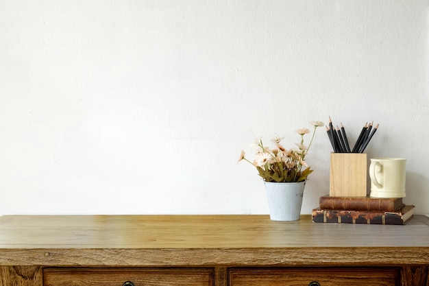 Лофт деревянный стол с старинные книги, кружка кофе и цветок. Рабочая область и копирование пространства.