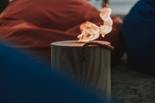 Log met vuurgat staande op het strand