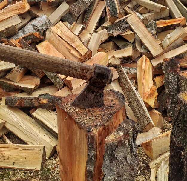 Photo a log with a large axe in it