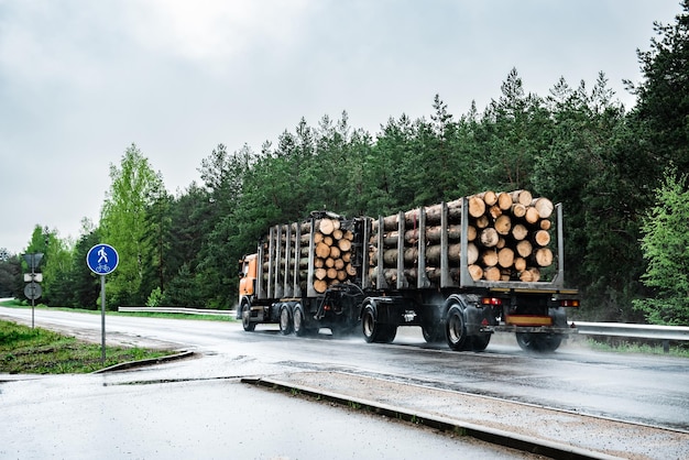 Camion di registrazione su strada in una giornata piovosa.