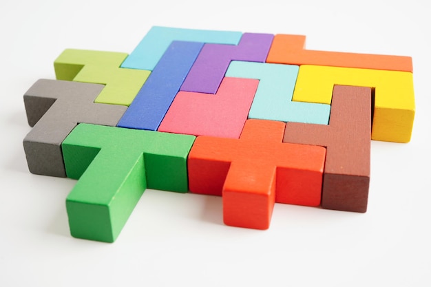 Logisch denken en probleemoplossing probleemoplossing creatief bedrijfsconcept houten puzzel