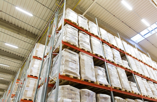 物流、保管、出荷、産業、製造のコンセプト - 倉庫の棚に保管する貨物ボックス