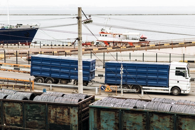 Logistica importazione esportazione sfondo e concetto di trasporto merci container