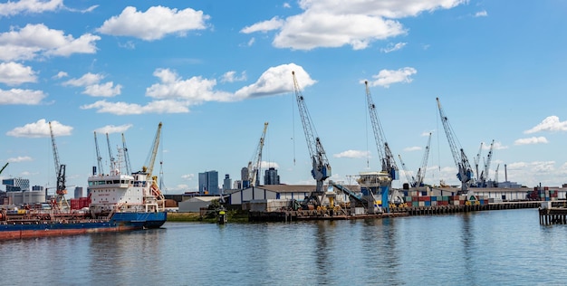 Logistiek bedrijf in de haven van Rotterdam Nederland Kranen en vracht laden lossen