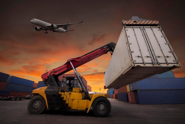 Logistiek en transport van containervrachtschip en vrachtvliegtuig met werkende kraanbrug