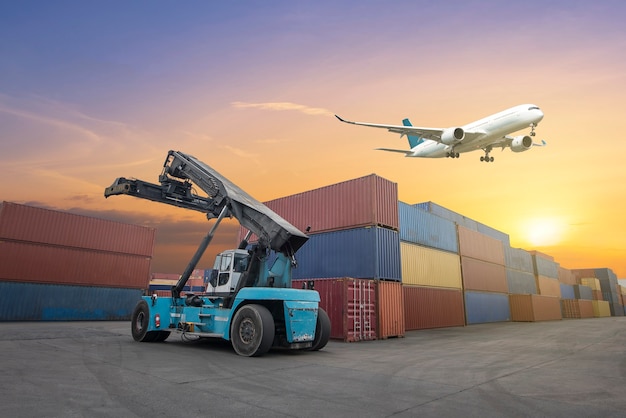 Logistiek en transport van containervrachtschip en vrachtvliegtuig met werkende kraanbrug