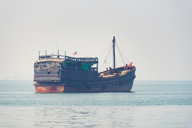 Logistiek en transport van internationaal containervrachtschip in de oceaan