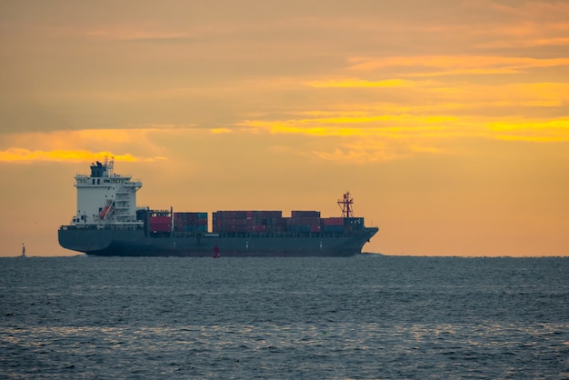 Logistiek import export Container vrachtschip in zeehaven op avondrood, vrachtvervoer per containerschip boot