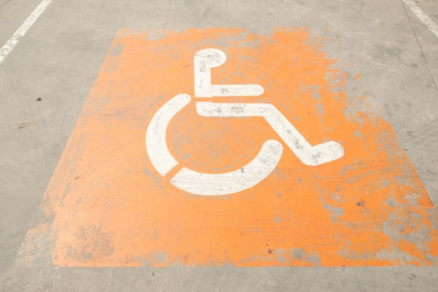 Loghi per disabili sul parcheggio