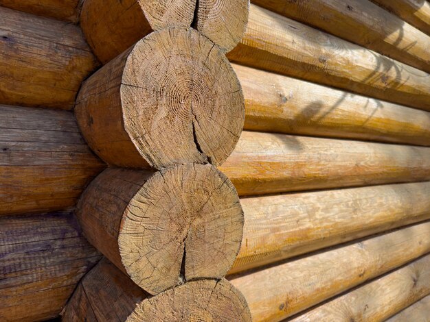 Foto logs van een houten huis in close-up op een zonnige dag een badhuis de hut