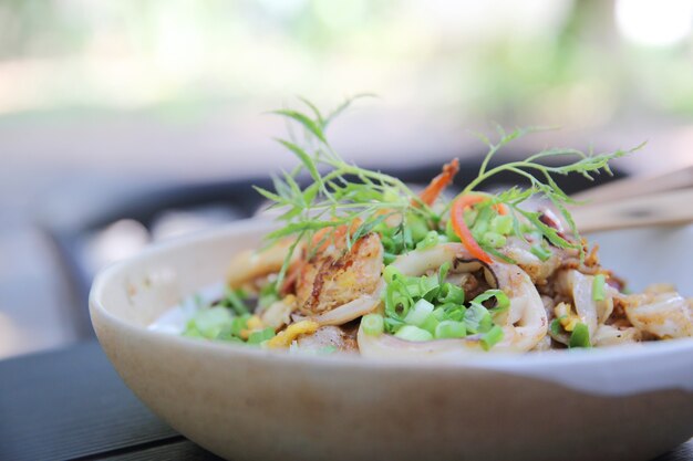 Lokaal Thais eten Gebakken noedels met zeevruchten