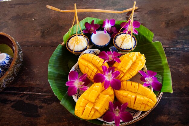 Lokaal Thais snackdessert van speciaal gekookte mango en zoete kleefrijst geserveerd op keukengerei