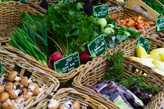 Lokale boerderijen straat biologische markt met diverse groenten en groen. perpignan, frankrijk - 17 februari 2018
