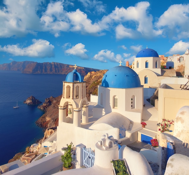 Lokale kerk met blauwe koepel in oia dorp, santorini-eiland, griekenland