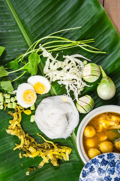 Lokale rijstvermicelli en kerriesaus met groenten (Kanom Jeen Nam Ya)