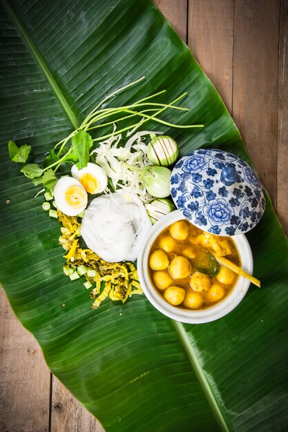 Lokale rijstvermicelli en kerriesaus met groenten (kanom jeen nam ya)