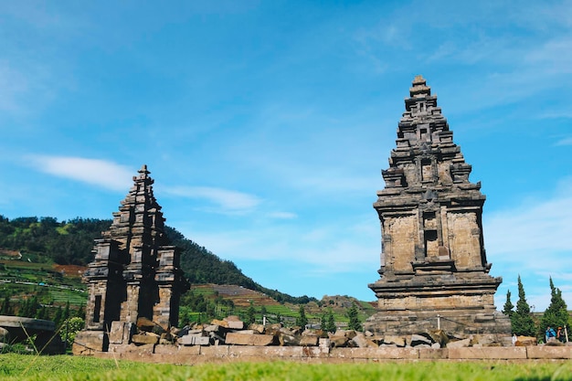 Lokale toeristen bezoeken het tempelcomplex van Arjuna op het Dieng-plateau