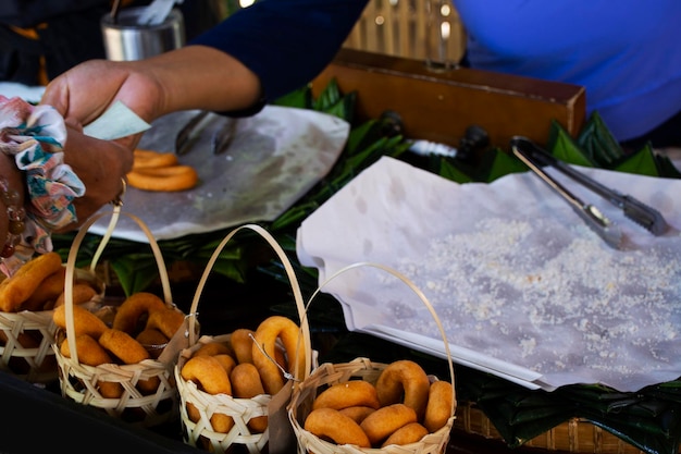 Lokale traditionele Thaise dessert en keuken zoete snack voor reizigers mensen bezoeken smaak eten drinken bij venter kraam in straat bazaar markt in Bang Rachan dorp in Singburi stad in Sing Buri Thailand