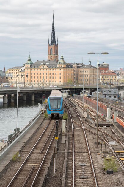 Lokale trein op Central Bridge, Stockholm, Zweden