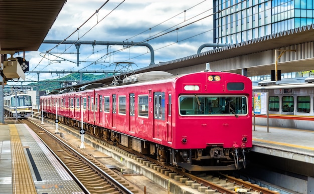 Lokale trein op station Himeji, prefectuur Hyogo in Japan