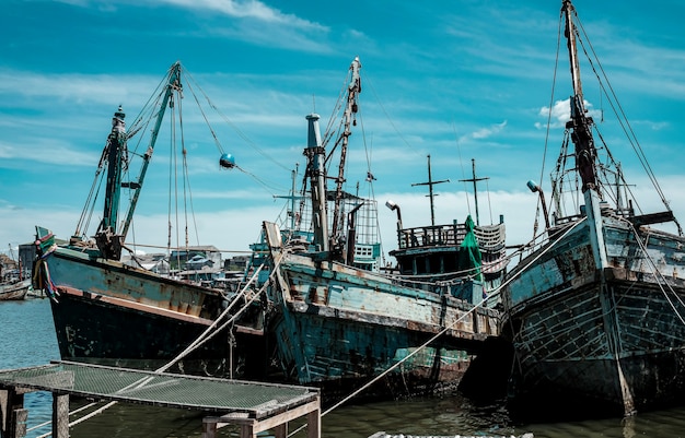 Lokale vissersboten dokken park in de zee