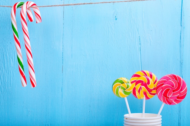 Lollies in een beker en snoep stokken opknoping op een draad