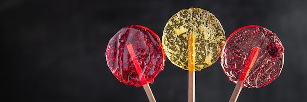 Lollipop transparante zoete karamelsuiker op stok dessert handgemaakte verse portie klaar om maaltijd te eten