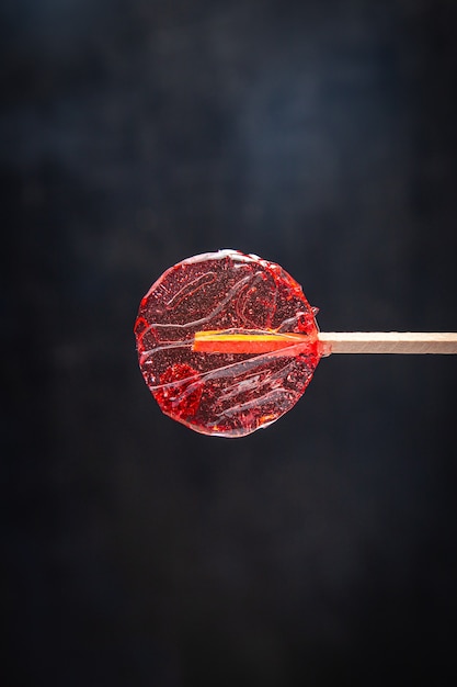 ロリポップの透明な甘いキャラメルシュガーをスティックデザートに手作りの新鮮な部分ですぐに食べられます