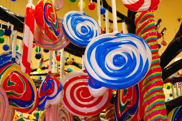 상점의 천장에 매달려 있는 막대 사탕과 사탕