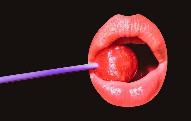 Lolly in vrouw mond rode lippenstift Vrouw likken een rode glanzende lolly Close-up Sexy vrouw met lolly in sexy mond