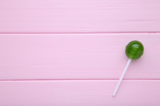 Lolly op roze tafel. zoet snoep concept