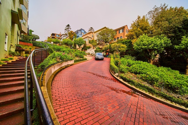 Lombard Street geplaveide winderige weg in San Francisco in het vroege voorjaar