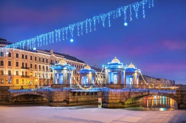 サンクトペテルブルクのフォンタンカ川に架かるロモノソフ橋と新年の装飾