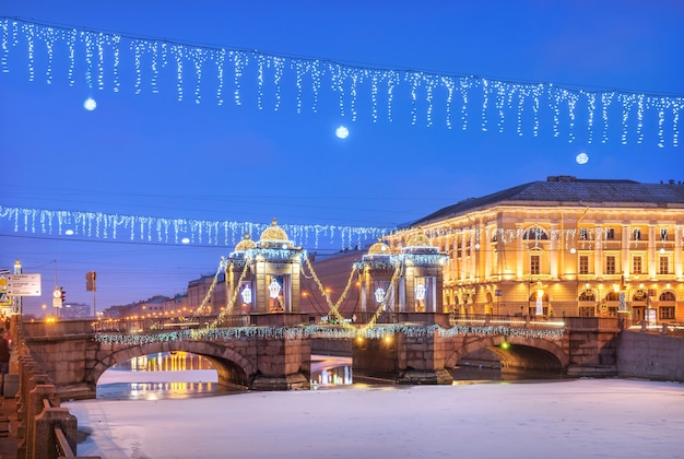 Мост ломоносова через фонтанку и новогодние украшения в небе санкт-петербурга