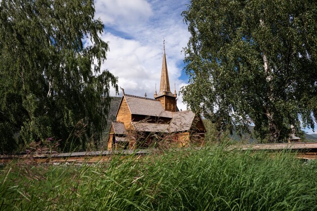 Lomskyrkja - de kerk in Lom. Scandinavische houten architectuur. Prachtige toeristische attractie van Noorwegen