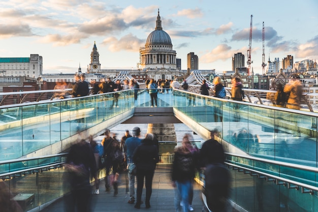 Londen en St Paul Cathedral met wazige mensen