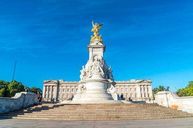 Londen, Groot-Brittannië -SEP 2, 2019: The Victoria Memorial, een monument voor koningin Victoria, door de beeldhouwer Thomas Brock.