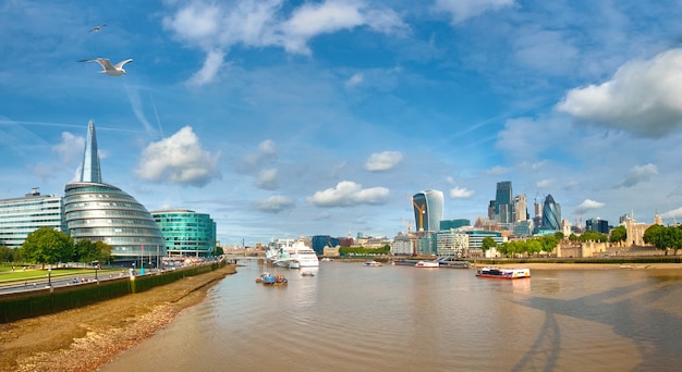 Londen, south bank of the thames op een heldere dag, panoramisch beeld