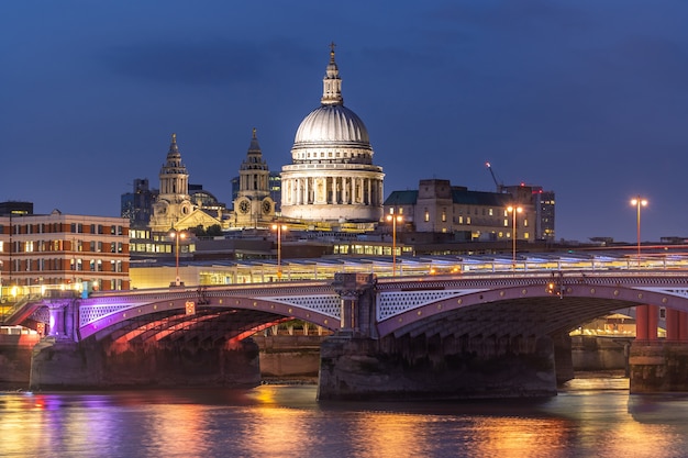 Londen St Paul kathedraal zonsondergang